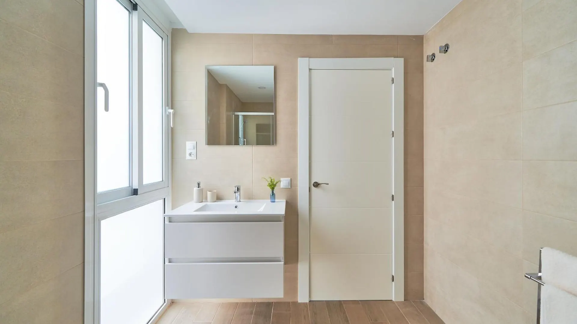 Apartamento En Primera Linea De Playa En La Malagueta Malaga Spain