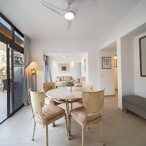 oasis-complex-refurbished-2-bedroom-beach-cliffs-town-center.in-canary-islands.com/